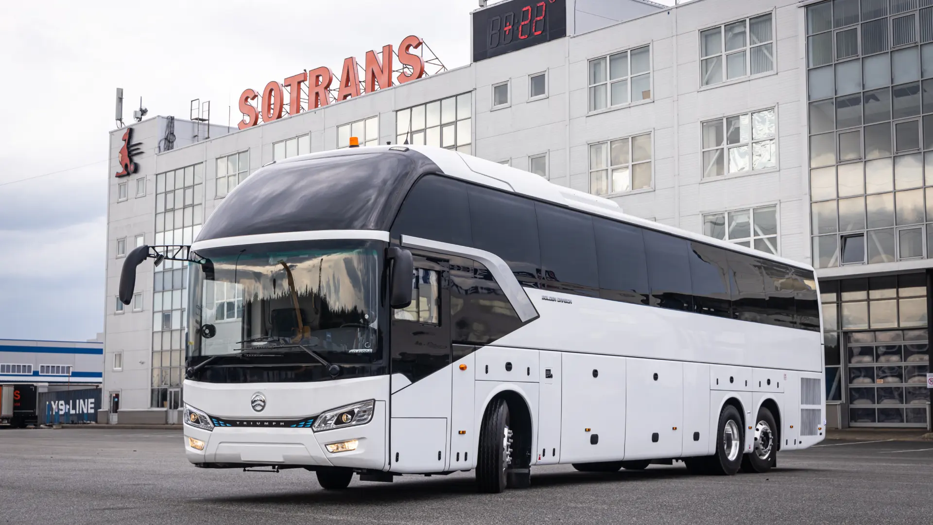 В парке Golden Dragon в Беларуси пополнение: новый 14-метровый автобус XML6140 Triumph